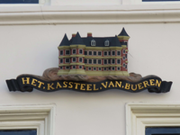 833625 Afbeelding van het gevelteken 'Het Kassteel van Bueren', aan de pui van het pand Kromme Nieuwegracht 94 te ...
